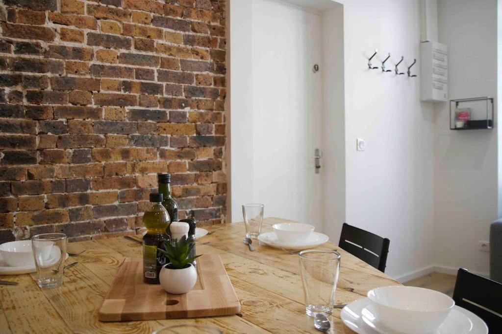 Another Brick In The Wall Apartment In Paris Sleeps 9 Exterior photo