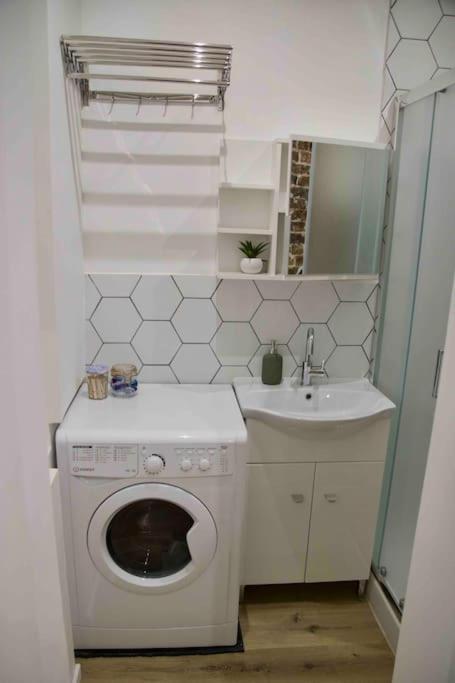 Another Brick In The Wall Apartment In Paris Sleeps 9 Exterior photo