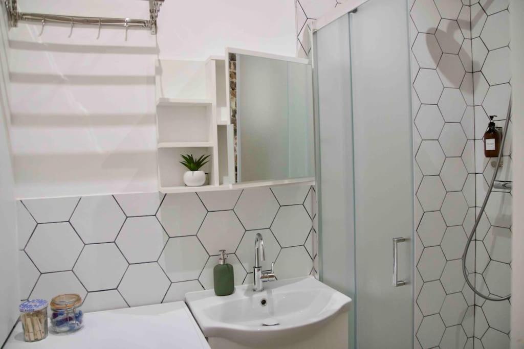Another Brick In The Wall Apartment In Paris Sleeps 9 Exterior photo