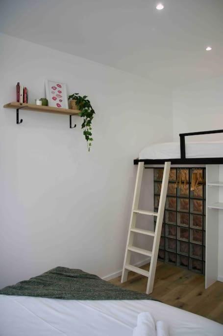 Another Brick In The Wall Apartment In Paris Sleeps 9 Exterior photo